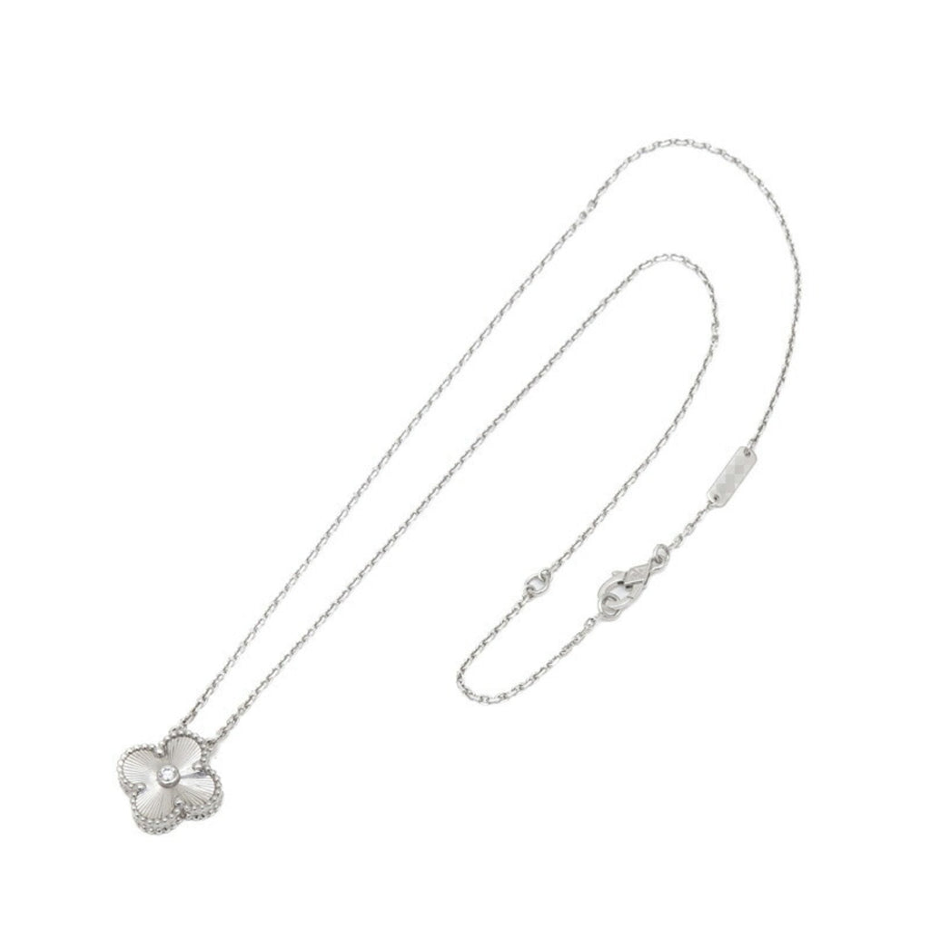 Sliver  Clover Stainless Steel Necklace – A Statement of Elegance