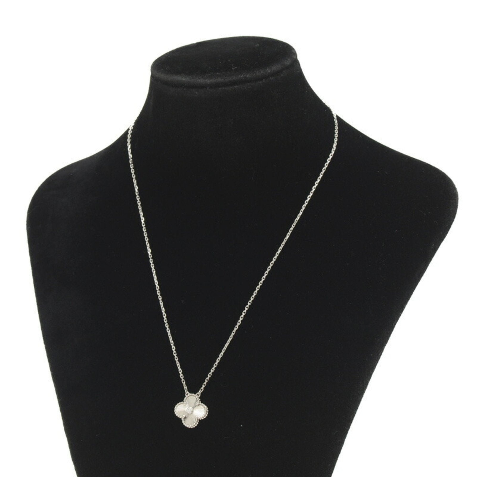 Sliver  Clover Stainless Steel Necklace – A Statement of Elegance