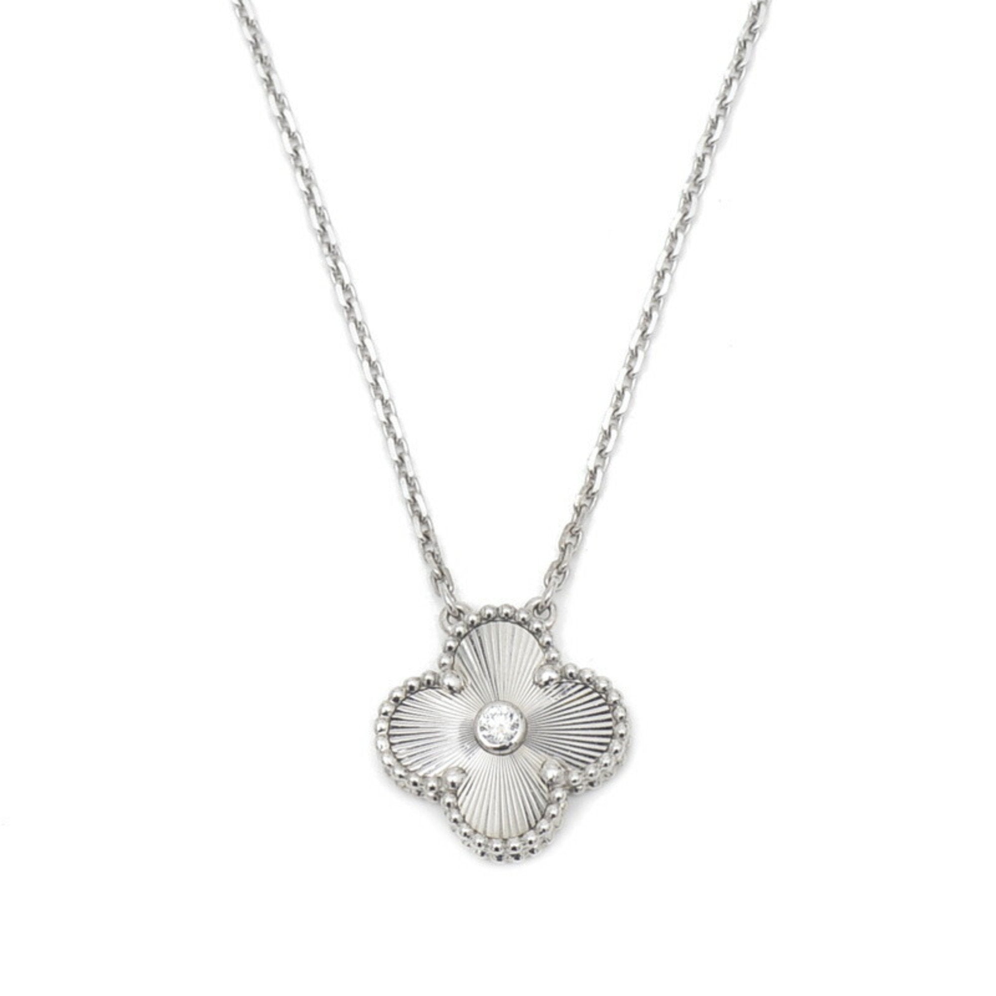 Sliver  Clover Stainless Steel Necklace – A Statement of Elegance